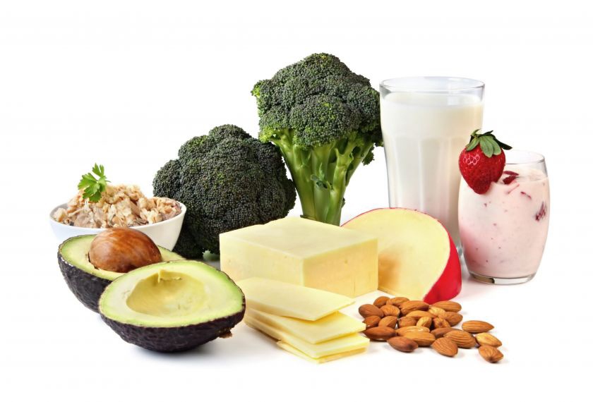 Dijeta protiv osteoporoze sadrži hranu bogati kalcijem i vitaminom D - kao što su mliječne prerađevine, zeleno povrće, orašasto i suho voće, plava riba i neke gljive.